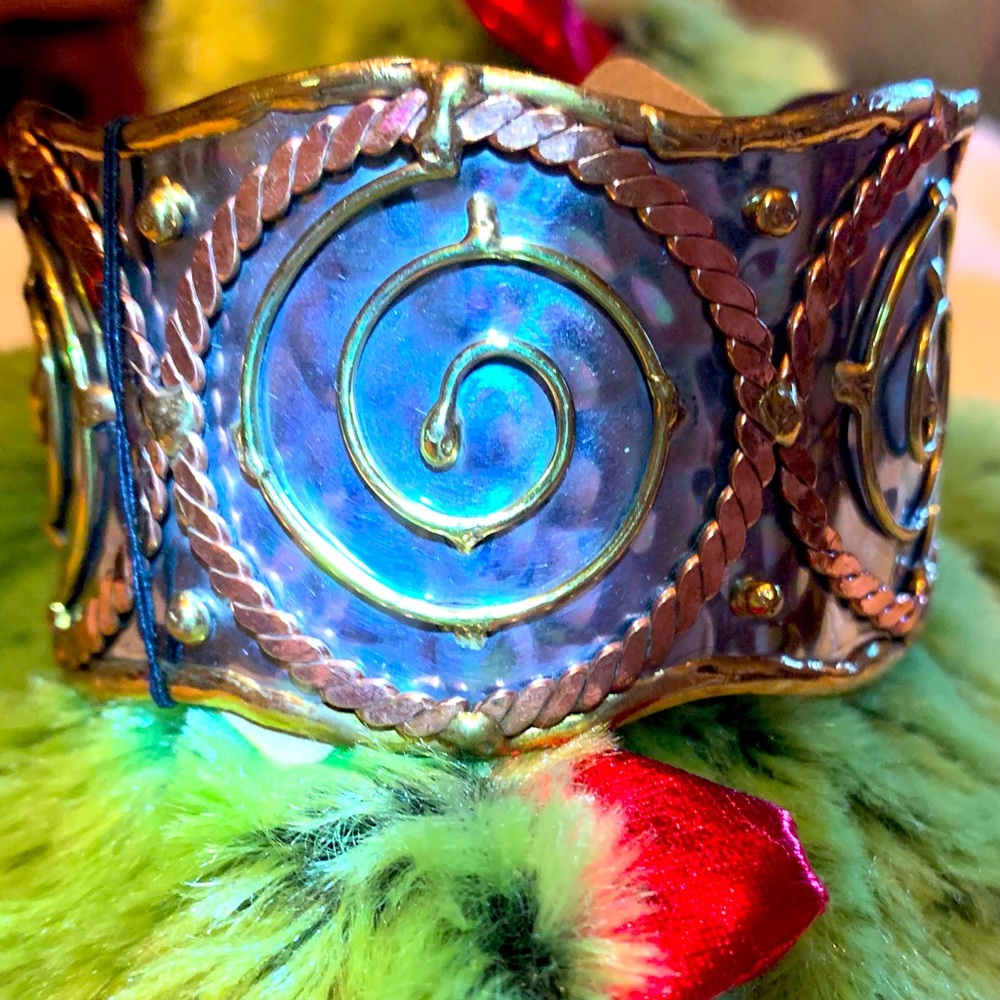 Stunning Anju Cuff Swirl Bracelet, Fits most wrists 💫⭐️✨🔥